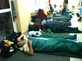 Rankiem na jednym z korytarzy w szkole – chyba Kazikowi śni coś wesołego ;-)